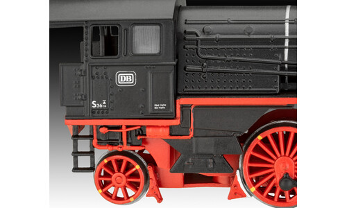 Revell Express locomotive S3/6 BR18(5) with Tender 2‘2’T 02168 Side