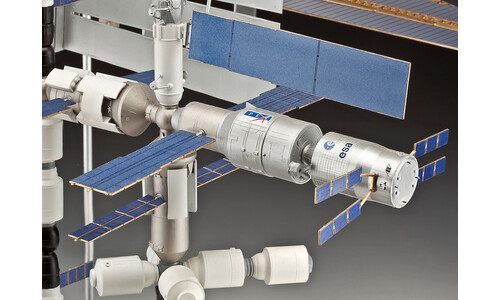 Revell 25th Anniversary "ISS" Platinum Edition 05651 Close up