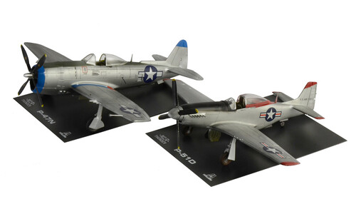 Italeri 35102 War Thunder P-47 N and P-51 D