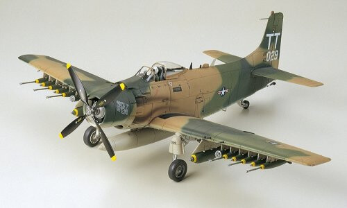 Tamiya Douglas A-1J Skyraider USAF 61073