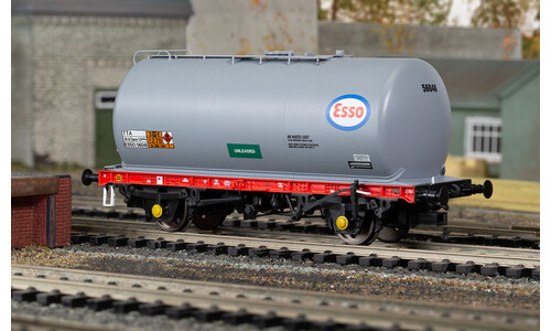 Hornby BR, TTA Tanker Wagon, Esso 56046 - Era 8 R60208 Action